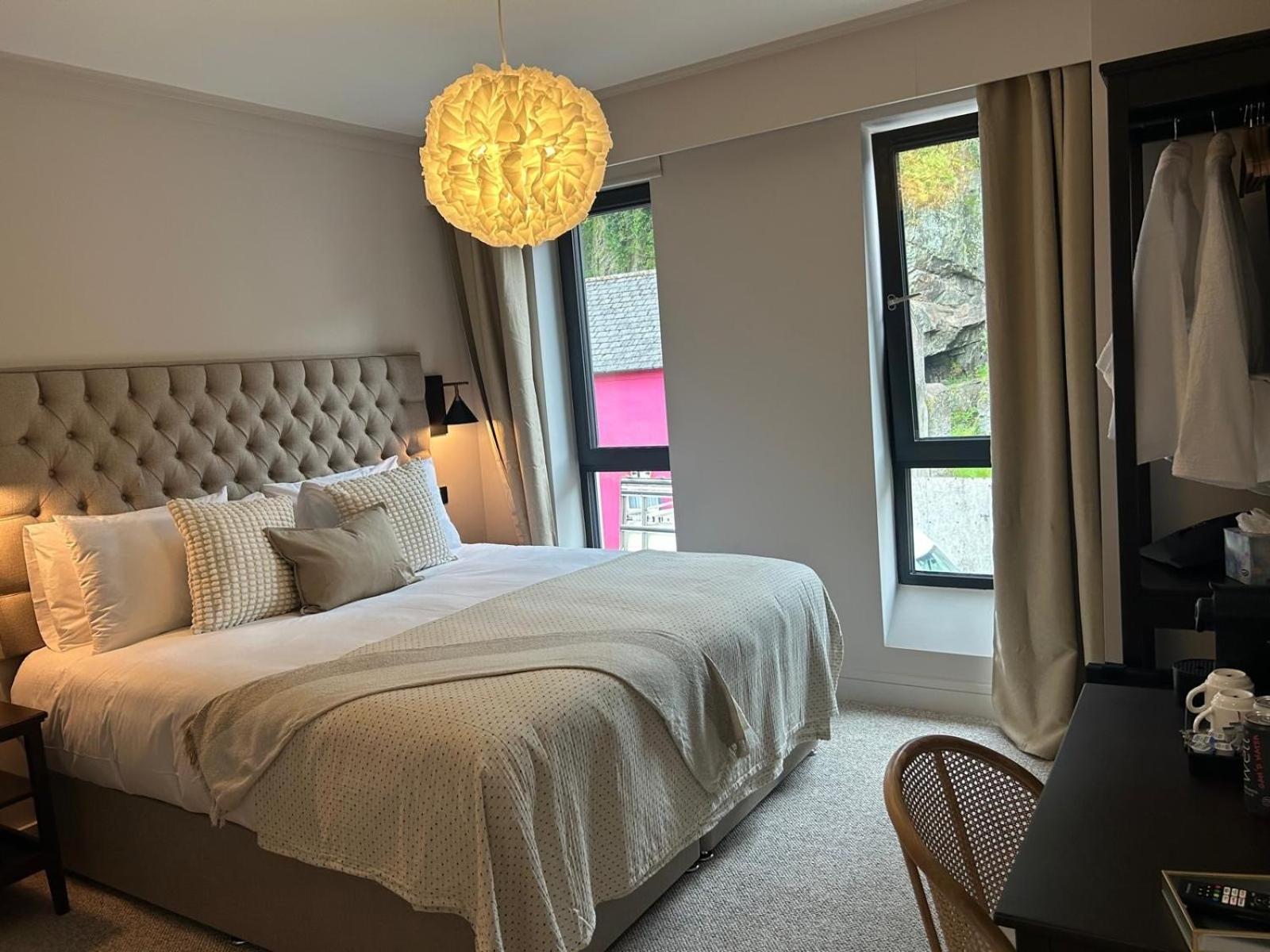 The Glen Quarter Hotel Кинсейл Екстериор снимка